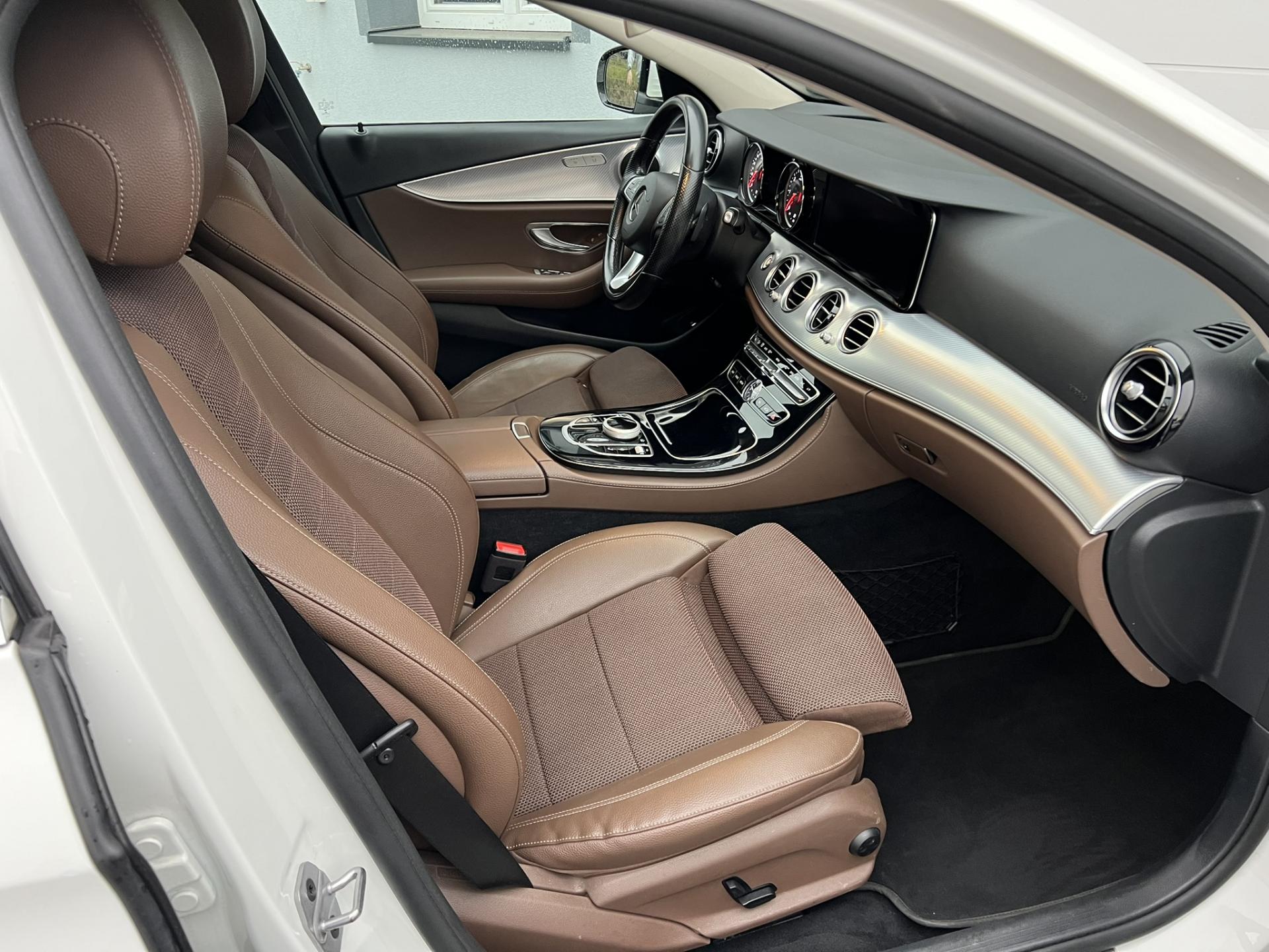 Mercedes-Benz Třídy E E 220D 4MATIC ALL TERRAIN – fotografie 9