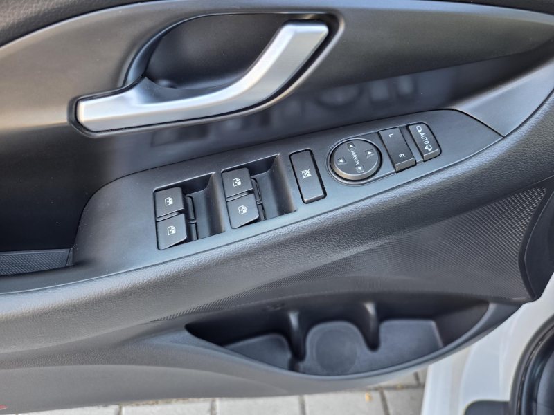 Hyundai i30 1.6CRDi COMFORT TAŽNÉ KAMERA – fotografie 15